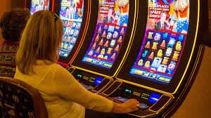 မြန်မာ ကစားသမား မိုဘိုင်းဖြင့် Slots Spin နှိပ်နေသောမြင်ကွင်း